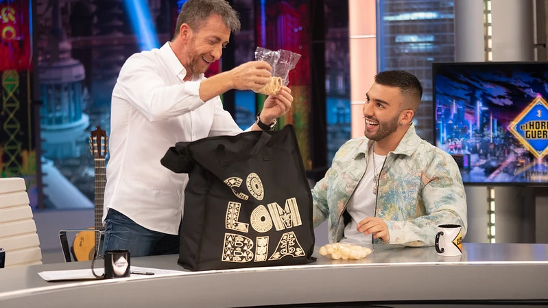 Manuel Turizo sorprende a Pablo Motos con una misteriosa bolsa repleta de regalos