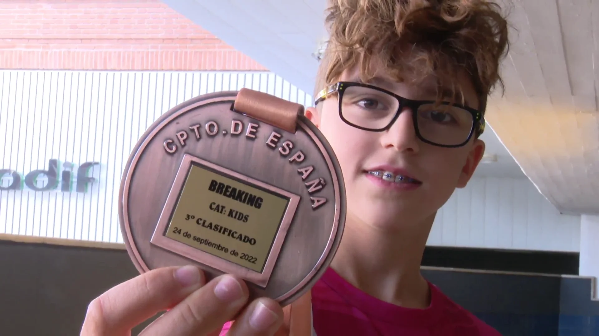 Samuel García, con su medalla de bronce de break dance Samuel García, con su medalla de bronce de break dance