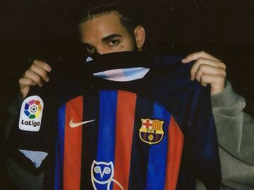 Drake posa con la camiseta especial del Barça para El Clásico
