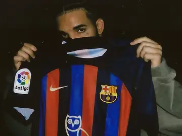 Drake posa con la camiseta especial del Barça para El Clásico Drake posa con la camiseta especial del Barça para El Clásico