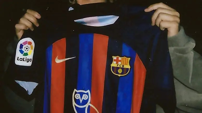 Drake posa con la camiseta especial del Bar&ccedil;a para El Cl&aacute;sico