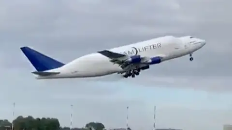 Cae la rueda de un avión en el despegue Cae la rueda de un avión en el despegue