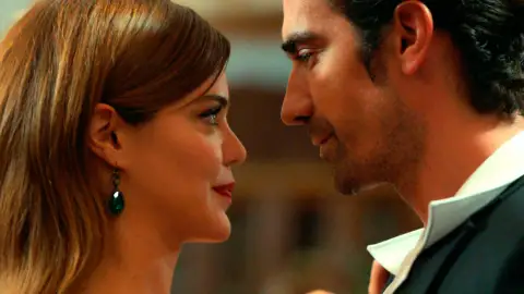 Züleyha se deja llevar y baila con Mehmet a pesar de las miradas de la gente Züleyha se deja llevar y baila con Mehmet a pesar de las miradas de la gente