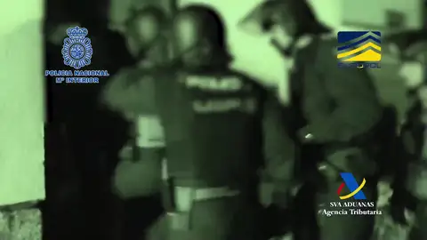 Los agentes de Policía, en el inicio de la intervención Los agentes de Policía, en el inicio de la intervención