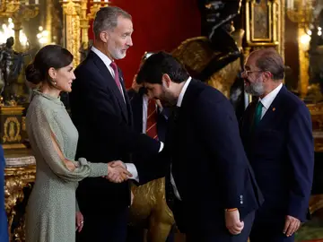 El rey Felipe VI y Letizia en el Palacio Real tras el desfile del 12 de octubre El rey Felipe VI y Letizia en el Palacio Real tras el desfile del 12 de octubre