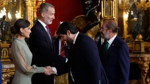 El rey Felipe VI y Letizia en el Palacio Real tras el desfile del 12 de octubre El rey Felipe VI y Letizia en el Palacio Real tras el desfile del 12 de octubre