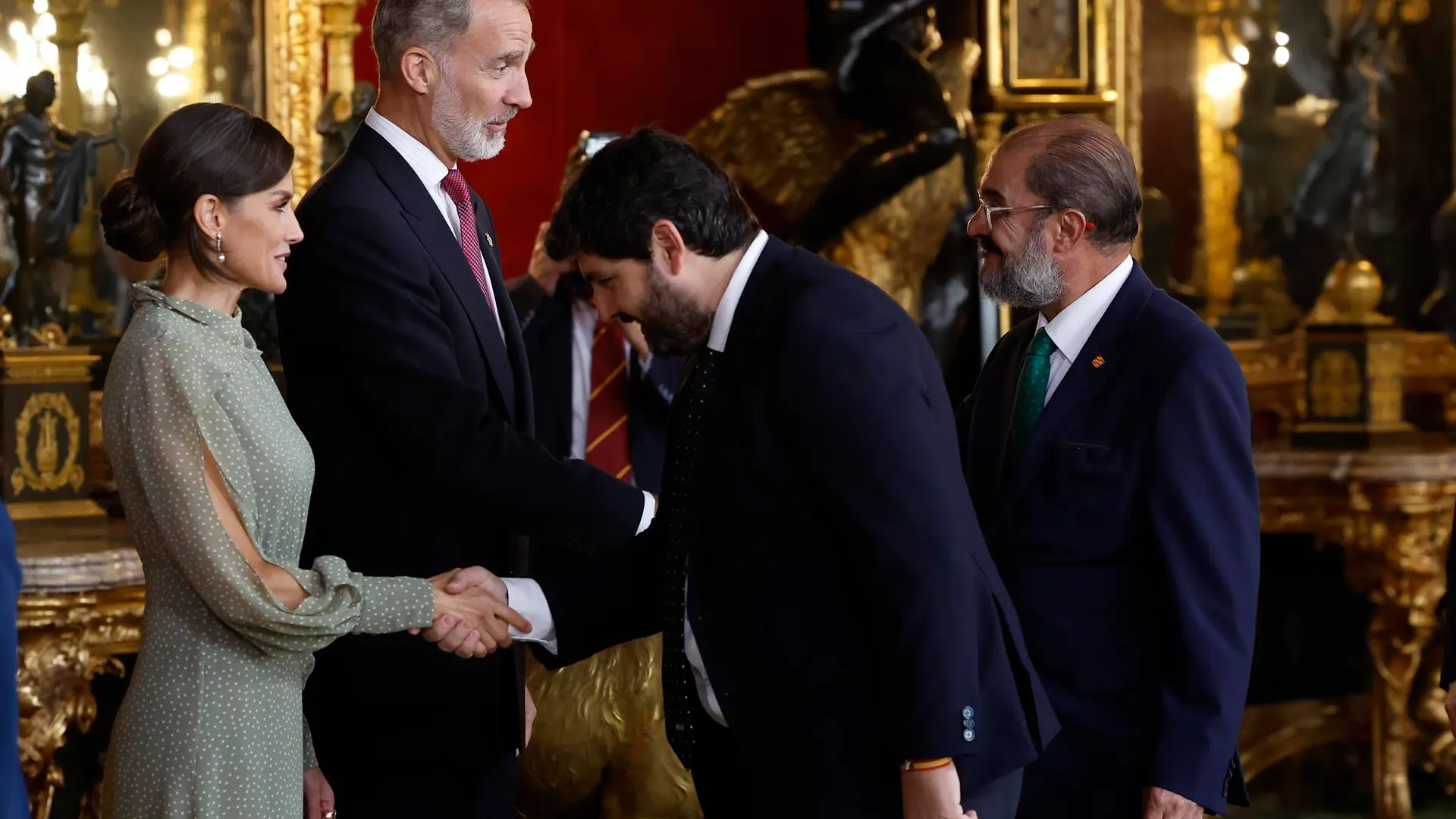 El rey Felipe VI y Letizia en el Palacio Real tras el desfile del 12 de octubre El rey Felipe VI y Letizia en el Palacio Real tras el desfile del 12 de octubre
