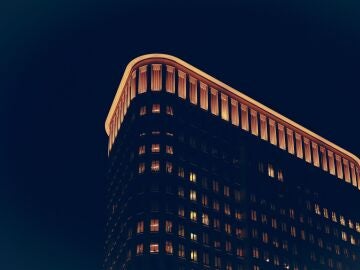 Imagen de un edificio iluminado