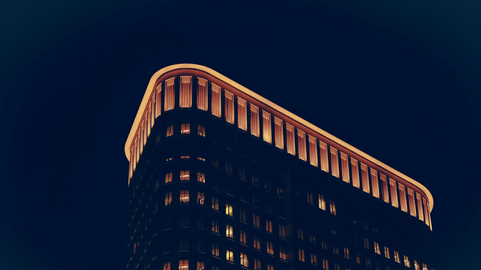 Imagen de un edificio iluminado