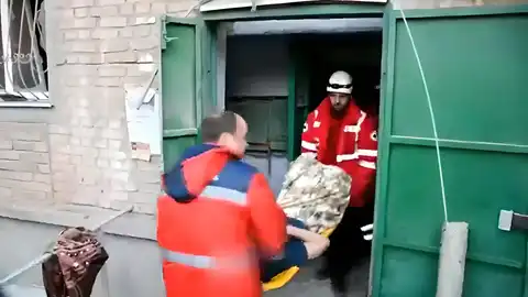 Niño rescatado bajo los escombros en Mykolaiv Niño rescatado bajo los escombros en Mykolaiv