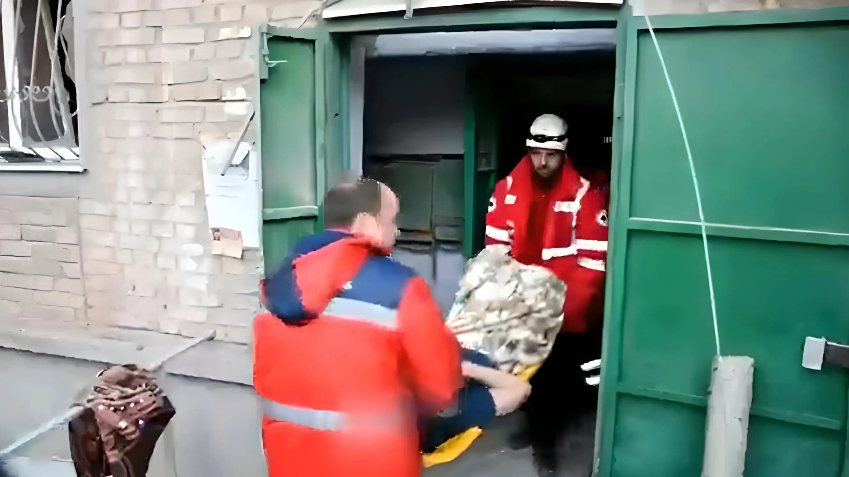 Niño rescatado bajo los escombros en Mykolaiv Niño rescatado bajo los escombros en Mykolaiv
