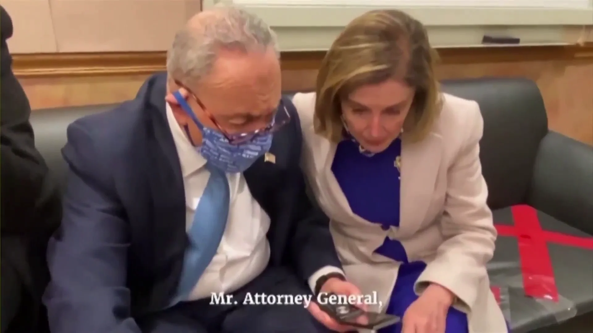 La presidenta de la Cámara de Representantes, Nancy Pelosi, junto a un compañero evacuado La presidenta de la Cámara de Representantes, Nancy Pelosi, junto a un compañero evacuado