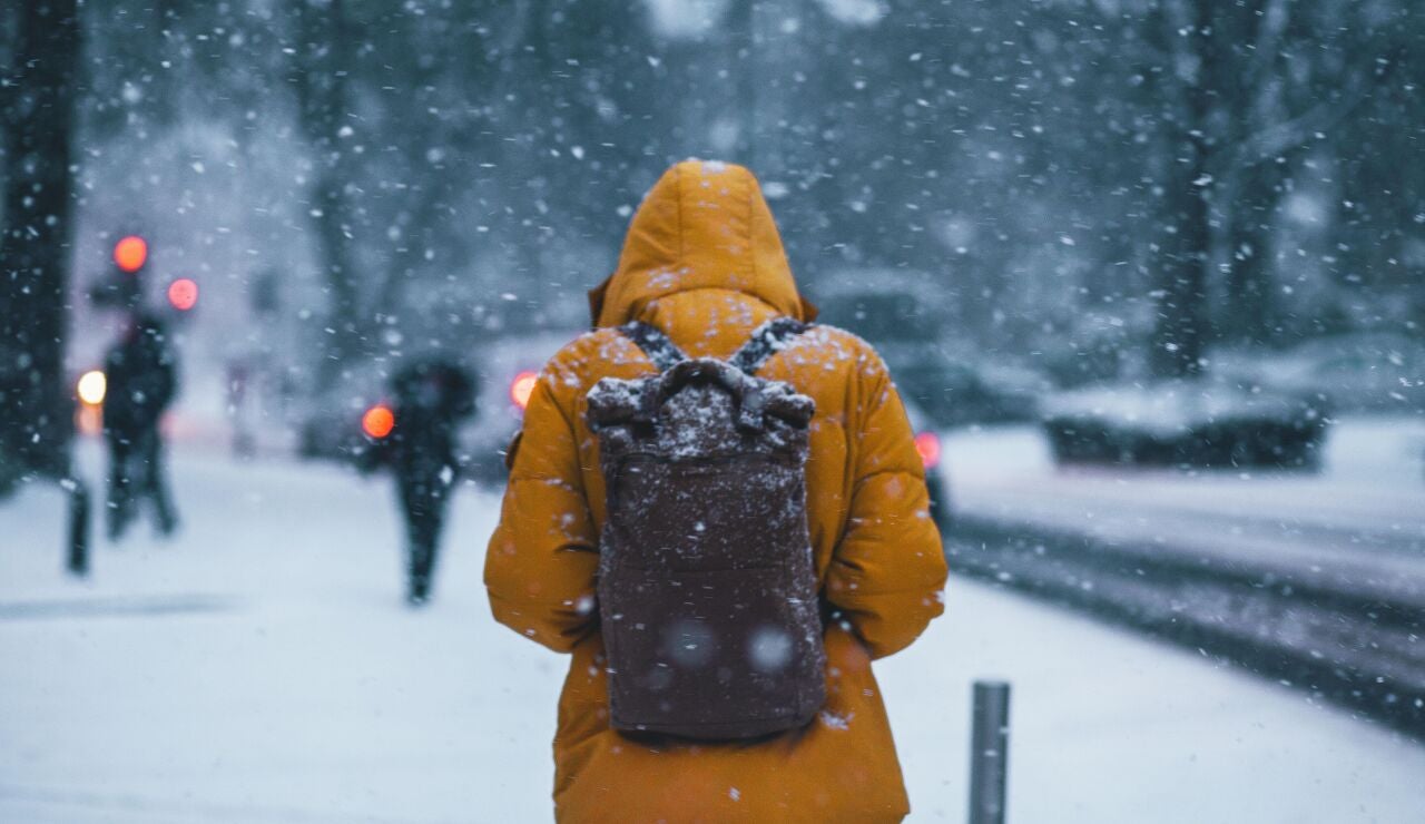 Imagen de una persona en un día de nieve