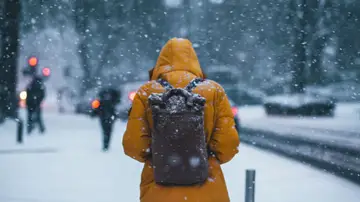 Imagen de una persona en un día de nieve Imagen de una persona en un día de nieve