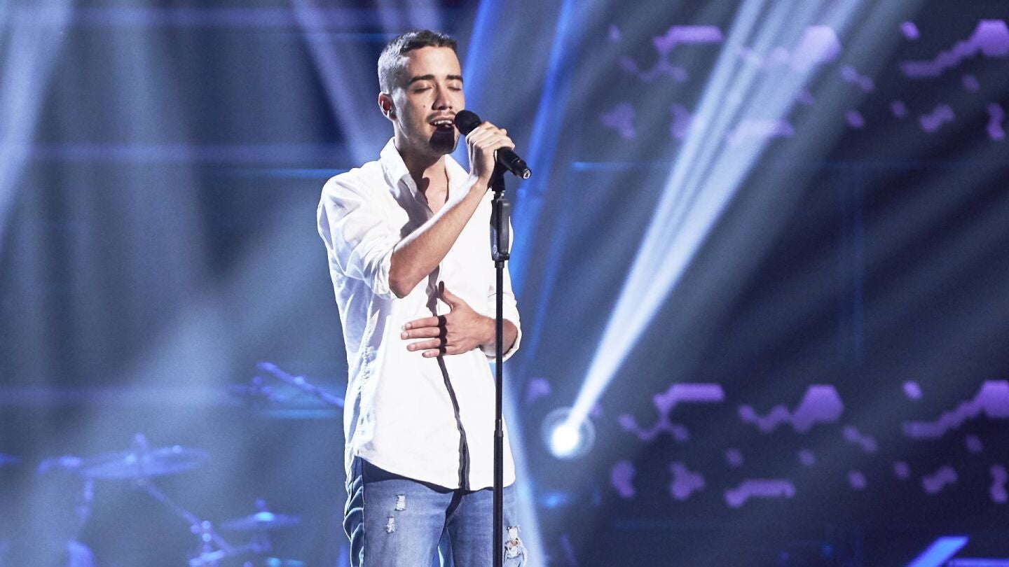 Víctor Bravo cumple el sueño de su abuela al cantar por sorpresa en ‘La Voz’ 