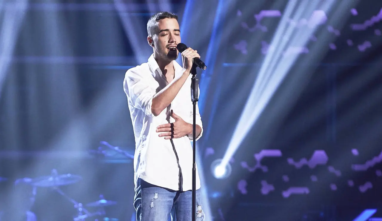 Víctor Bravo cumple el sueño de su abuela al cantar por sorpresa en ‘La Voz’ 
