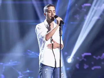 Víctor Bravo cumple el sueño de su abuela al cantar por sorpresa en ‘La Voz’ 