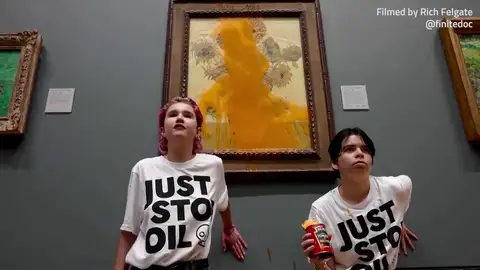 Un grupo de ecologistas arroja sopa de tomate al cuadro 'Los Girasoles' de Van Gogh Un grupo de ecologistas arroja sopa de tomate al cuadro 'Los Girasoles' de Van Gogh