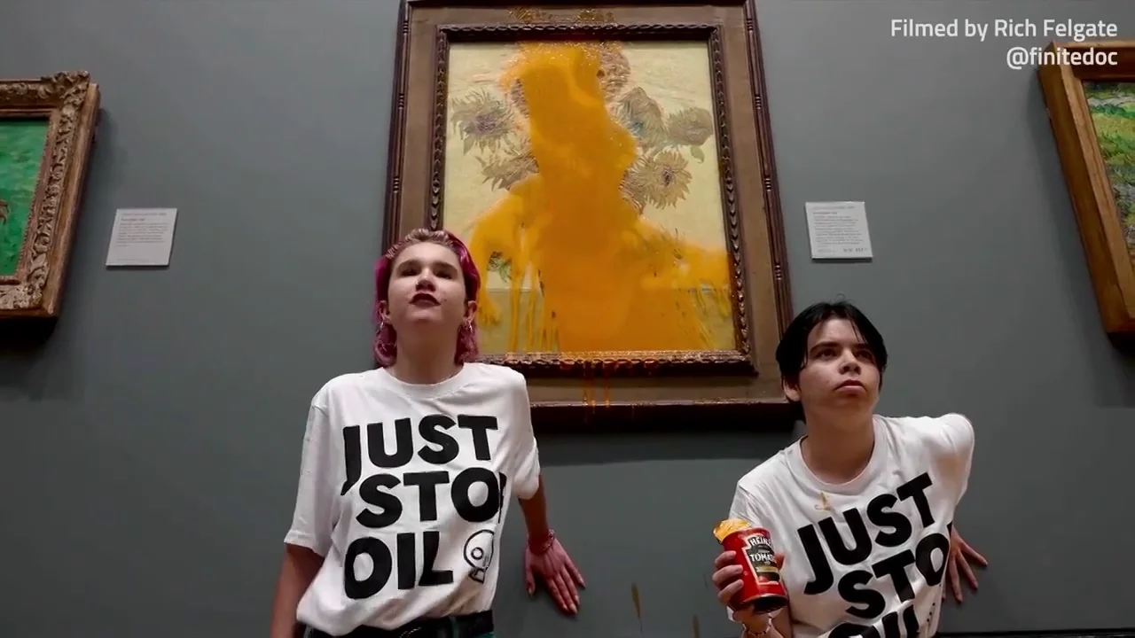 Un grupo de ecologistas arroja sopa de tomate al cuadro 'Los Girasoles' de Van Gogh Un grupo de ecologistas arroja sopa de tomate al cuadro 'Los Girasoles' de Van Gogh