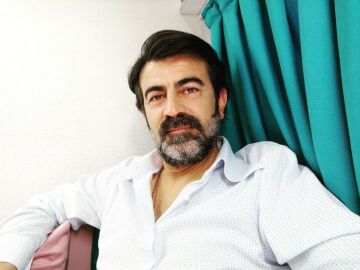 Descubrimos a Erkan Bektas, el intérprete que da vida al malvado Abdülkadir Keskin en ‘Tierra Amarga'