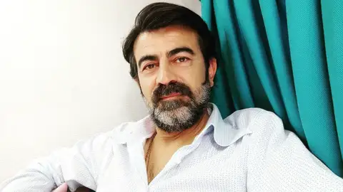 Descubrimos a Erkan Bektas, el intérprete que da vida al malvado Abdülkadir Keskin en ‘Tierra Amarga' Descubrimos a Erkan Bektas, el intérprete que da vida al malvado Abdülkadir Keskin en ‘Tierra Amarga'