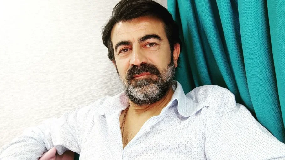 Descubrimos a Erkan Bektas, el int&eacute;rprete que da vida al malvado Abd&uuml;lkadir Keskin en &lsquo;Tierra Amarga'