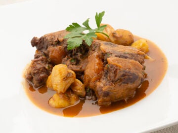 Receta de rabo en salsa con casta&ntilde;as, de Karlos Argui&ntilde;ano: "Un guiso que sabe a gloria"