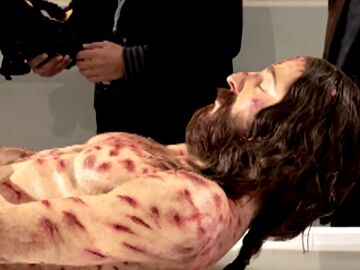 Replican el cuerpo torturado de Jesucristo en la cruz a través de la sabana santa en una exposición en Salamanca