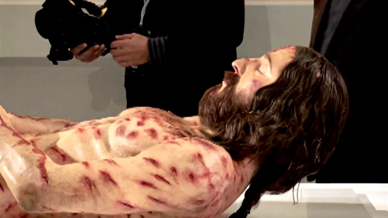 Replican el cuerpo torturado de Jesucristo en la cruz a trav&eacute;s de la sabana santa en una exposici&oacute;n en Salamanca