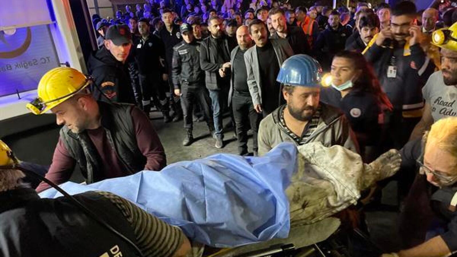 Al menos 40 muertos y 15 trabajadores atrapados bajo tierra tras una explosión en una mina de carbón en Turquía