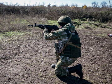Un recluta ruso asisten a un entrenamiento de tiro cerca de Donetsk, en Ucrania