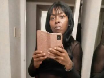 Una mujer ha sido detenida al dejar que su hijo de 10 años se tatúe