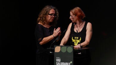 Una activista interrumpe un acto en Barcelona con Díaz, Garzón y Colau y se pega al atril con pegamento