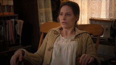 Aimee Mullins es Terry Ives en 'Stranger Things'