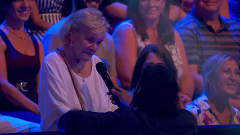 La tierna entrevista de Orozco a la abuela de Víctor: “Canta muy bien, no es porque sea mi nieto” Como se observa en el vídeo, la abuela estaba visiblemente emocionada.