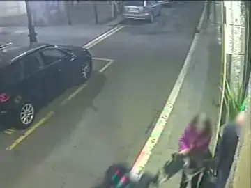 Un ladrón en una moto, a punto de robar el bolso a una mujer Un ladrón en una moto, a punto de robar el bolso a una mujer