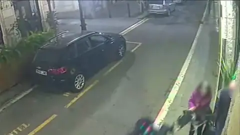 Un ladrón en una moto, a punto de robar el bolso a una mujer Un ladrón en una moto, a punto de robar el bolso a una mujer