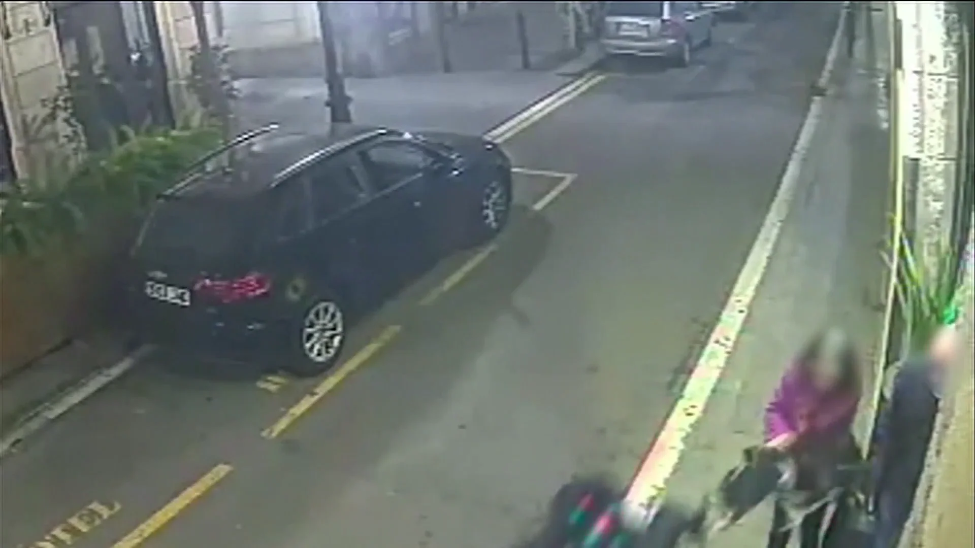 Un ladrón en una moto, a punto de robar el bolso a una mujer Un ladrón en una moto, a punto de robar el bolso a una mujer