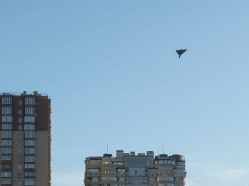Dron kamikaze sobrevolando