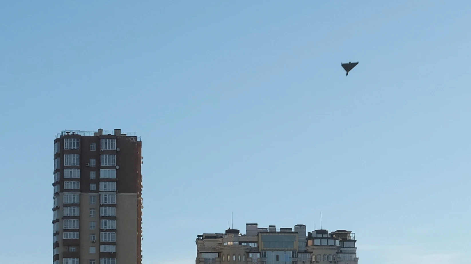 Dron kamikaze sobrevolando