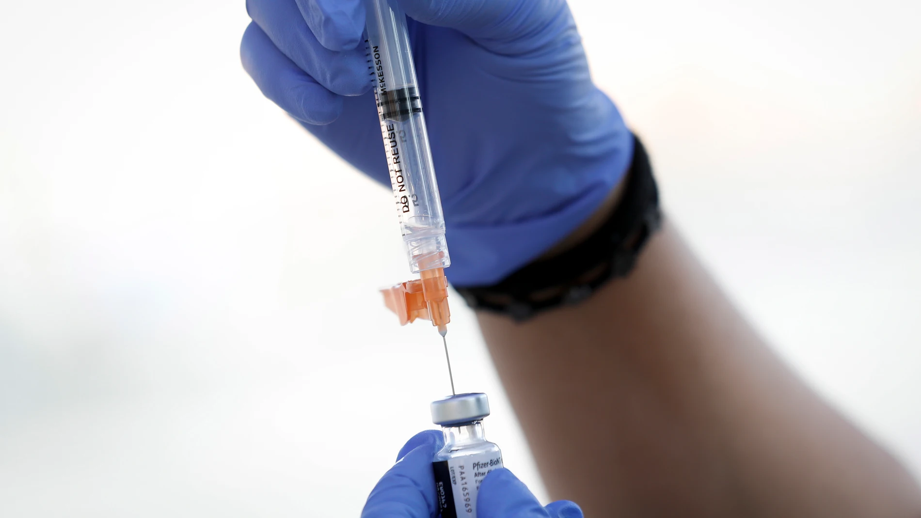 Vista de una dosis de la vacuna contra el coronavirus de Pfizer-BioNTech