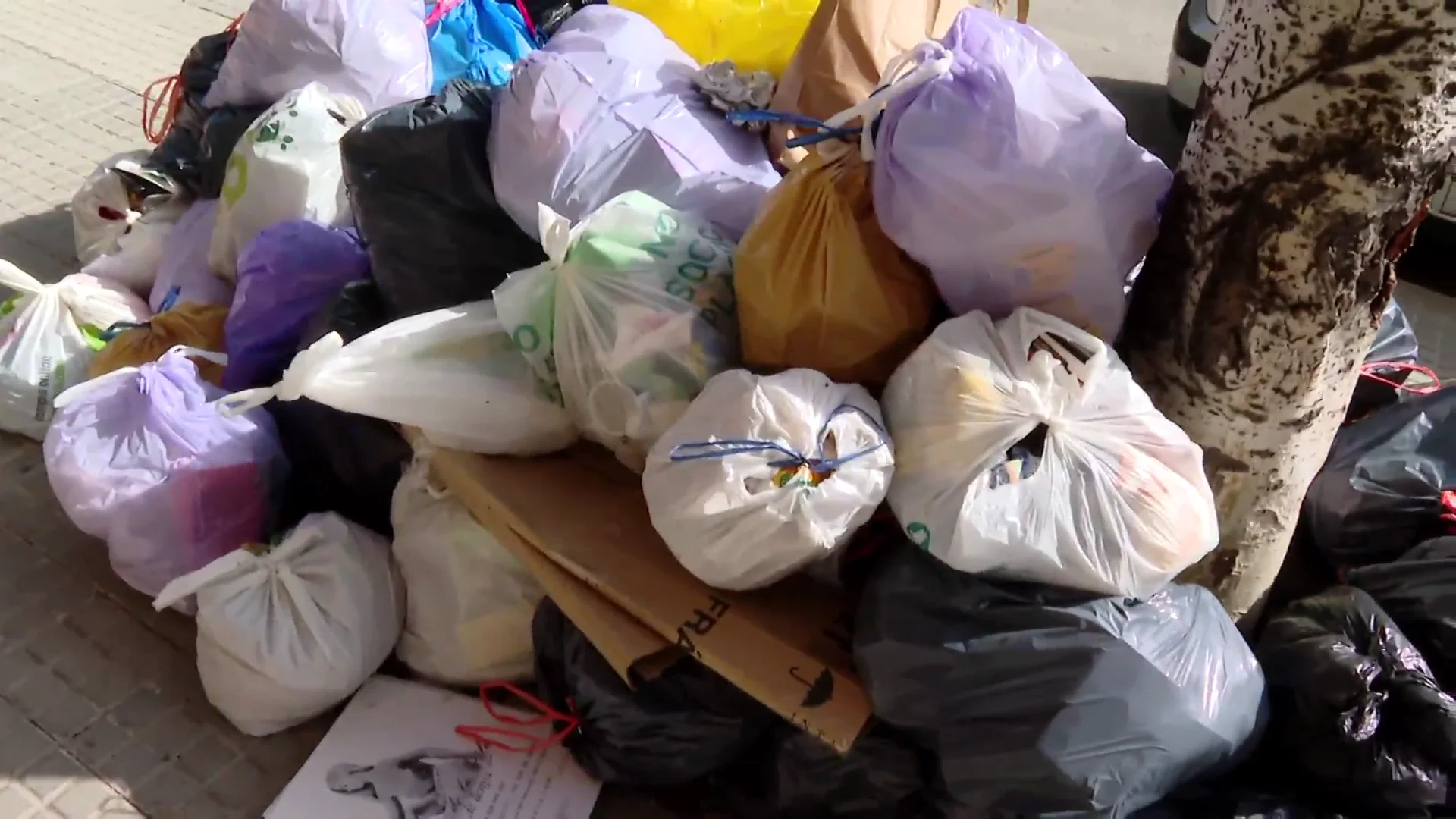 Basura acumulada en uno de los 5 municipios de Barcelona