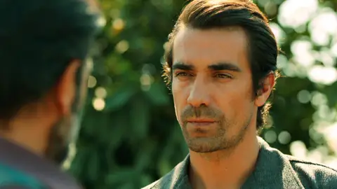 Hakan, cansado de los reproches de Abdülkadir, confiesa: “Estoy enamorado de Züleyha" Hakan, cansado de los reproches de Abdülkadir, confiesa: “Estoy enamorado de Züleyha"