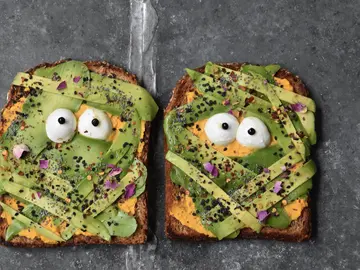 Halloween saludable: Tostadas momia de aguacate Halloween saludable: Tostadas momia de aguacate