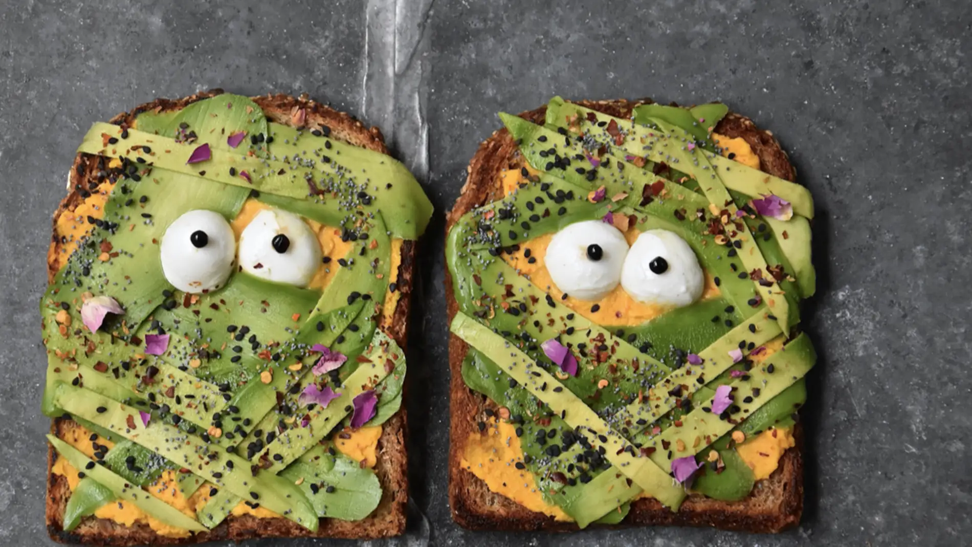 Halloween saludable: Tostadas momia de aguacate