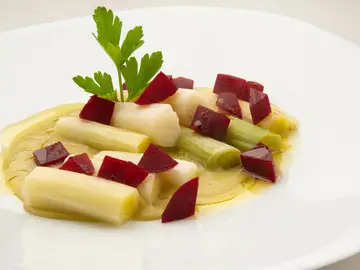 Puerros cocidos con daditos de remolacha "Dos recetas en una", Karlos Arguiñano elabora puerros cocidos con daditos de remolacha