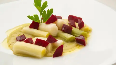 Puerros cocidos con daditos de remolacha "Dos recetas en una", Karlos Arguiñano elabora puerros cocidos con daditos de remolacha