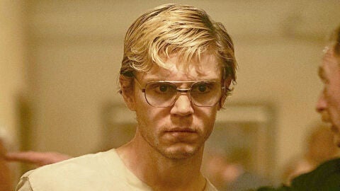 Evan Peters como Jeffrey Dahmer