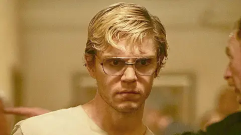 Evan Peters como Jeffrey Dahmer Evan Peters como Jeffrey Dahmer