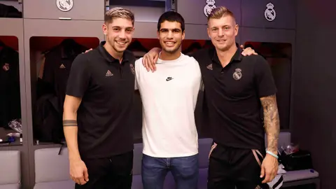 Carlos Alcaraz junto a Fede Valverde y Toni Kroos Carlos Alcaraz junto a Fede Valverde y Toni Kroos